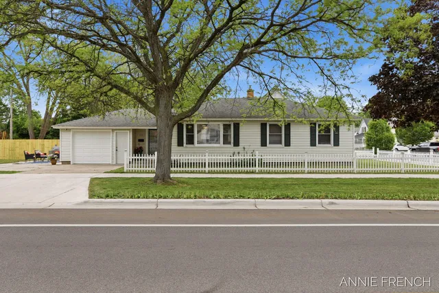 510 Van Raalte Ave, Holland, MI 49423