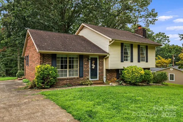 102 Aycock St, Black Mountain, NC 28711