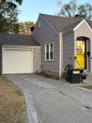 906 10th St, Clay Center, KS 67432