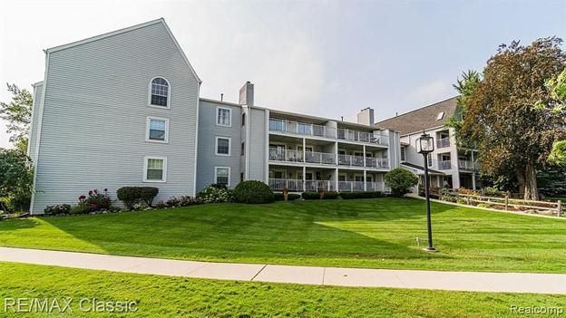 3559 Port Cove Dr #23-1, Waterford, MI 48328