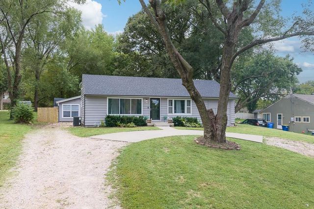 702 E  8th St, Tonganoxie, KS 66086