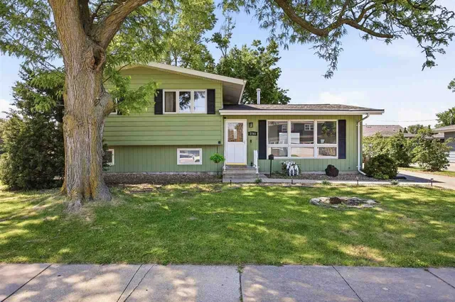 2765 1st Ave, Marion, IA 52302