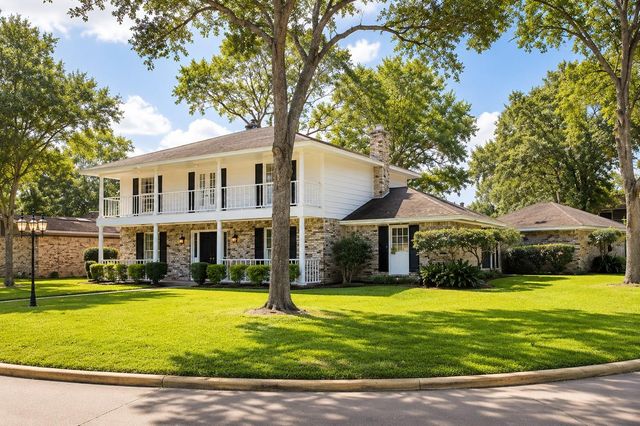 347 Forest Lake Dr, Seabrook, TX 77586