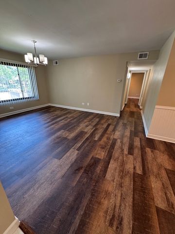 6139 Knollwood Dr #201, Willowbrook, IL 60527