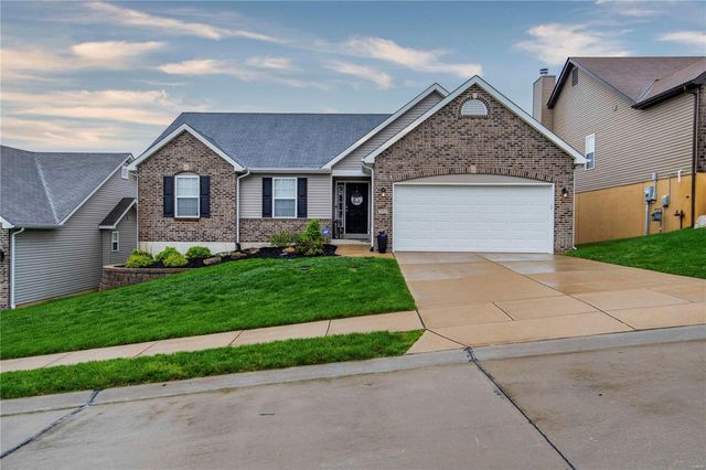 352 Amber Bluff Ln, Imperial, MO 63052