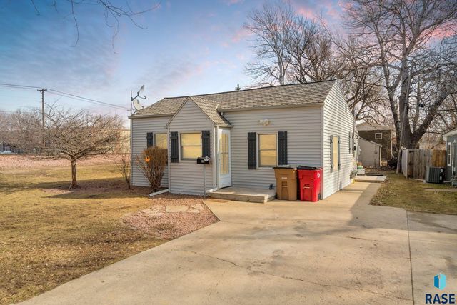 102 S  Lincoln Ave, Sioux Falls, SD 57104