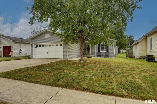 912 W  Adams St, Taylorville, IL 62568