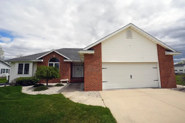 4733 Briarwood Ct, Auburn, MI 48611