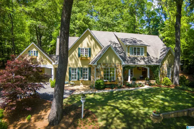 14 Woodhill Rd, Mountain Brk, AL 35213