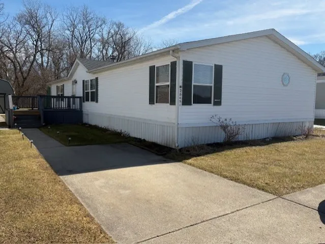 28451 Spruce Dr #294, Flat Rock, MI 48134