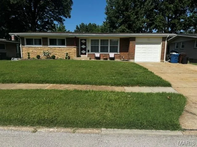 9619 Perch Dr, Saint Louis, MO 63136