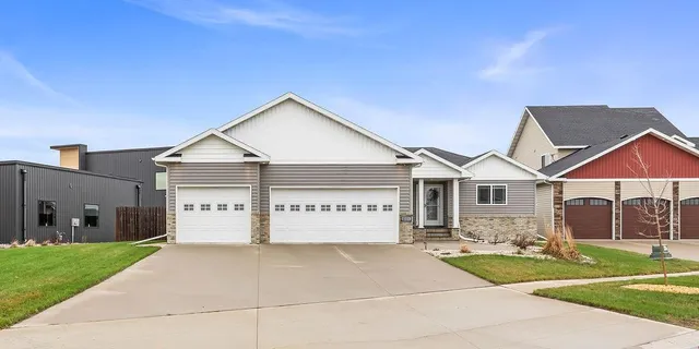 5103 44th St S, Fargo, ND 58104
