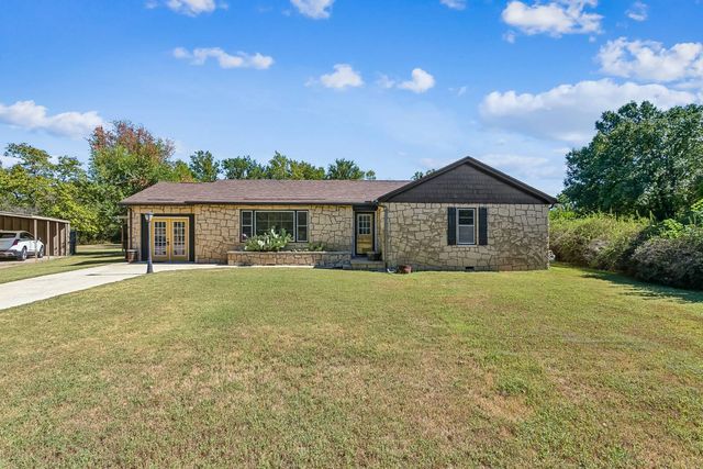 902 Circle Dr, Arkansas City, KS 67005
