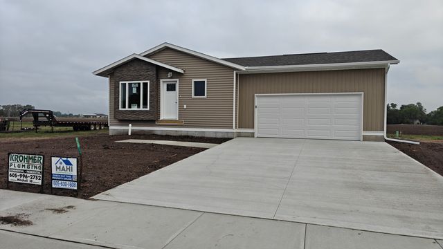 160 Indianhead Dr, Mitchell, SD 57301