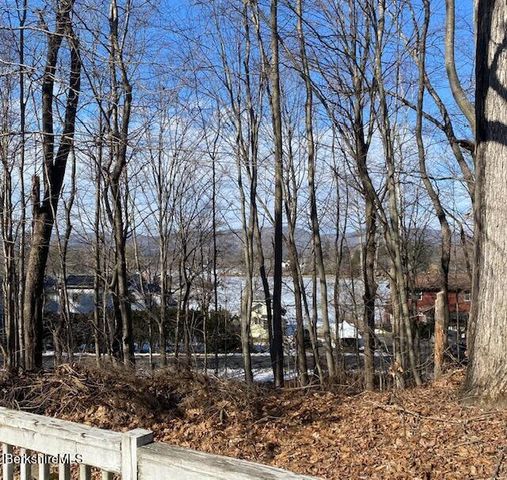 33 Lakewood Dr, Pittsfield, MA 01201