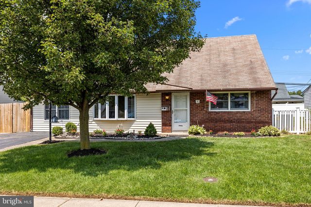 16 Quill Rd, Levittown, PA 19057