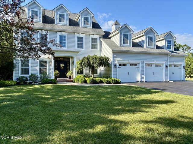 7935 Rockridge Dr, Maumee, OH 43537