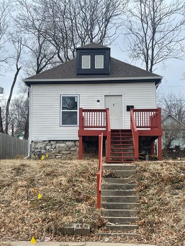 2320 Kensington Ave, Kansas City, MO 64127