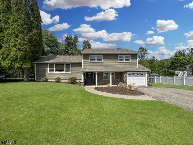 24 Westgate Dr, Sparta, NJ 07871