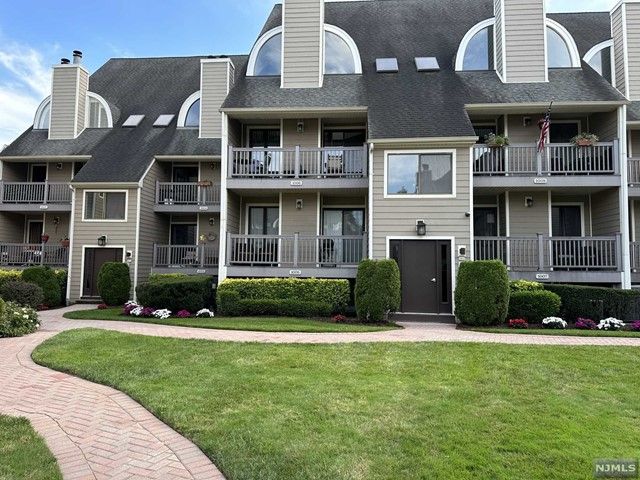East Rutherford, NJ Condos & Townhouses For Sale & Condos