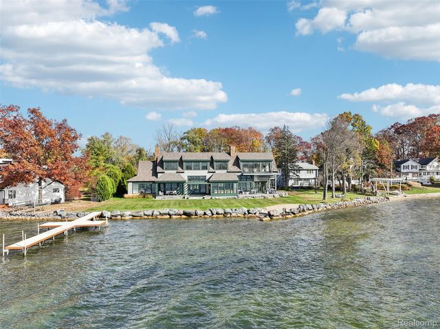 12410 Woodhull Lndg, Fenton, MI 48430