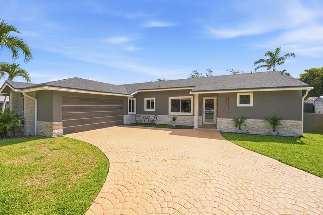 19655 NW 62nd Ct, Hialeah, FL 33015