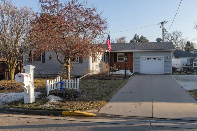239 W  Kinne St, Ellsworth, WI 54011