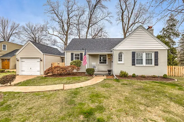 895 Glen Elm Dr, Saint Louis, MO 63122