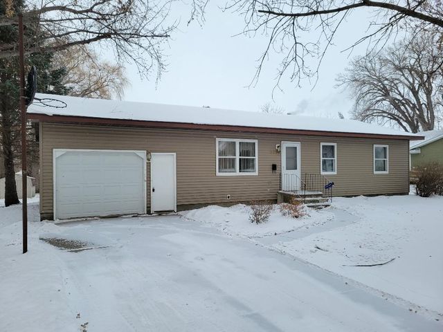555 3rd St NW, Wells, MN 56097