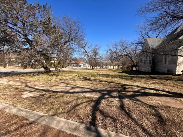 933 N  12th St, Waco, TX 76707