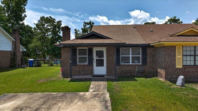 7725 Suzanne Dr, North Charleston, SC 29418