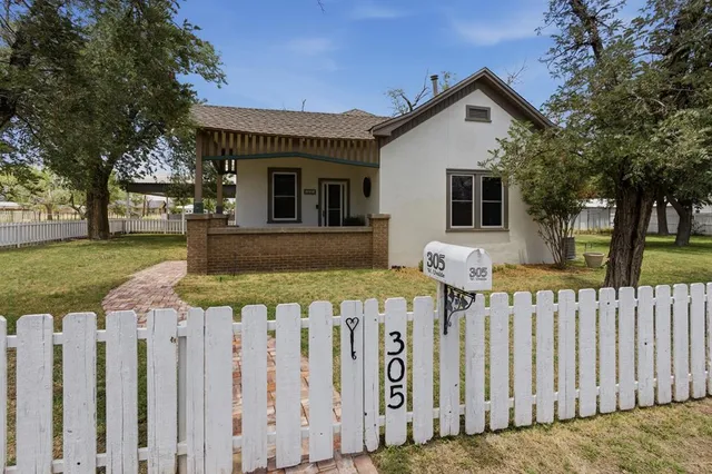 305 W  Uvalde St, Alpine, TX 79830