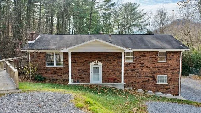 142 Cherry St, Daniels, WV 25832