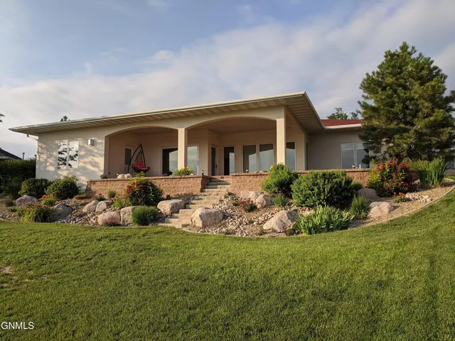 3924 Poseidon Loop, Bismarck, ND 58504
