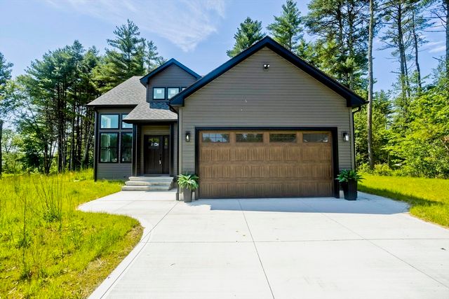 17 Woodland Ln, Belchertown, MA 01007