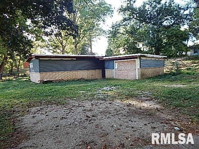 2130 Pershing Ave, Davenport, IA 52803