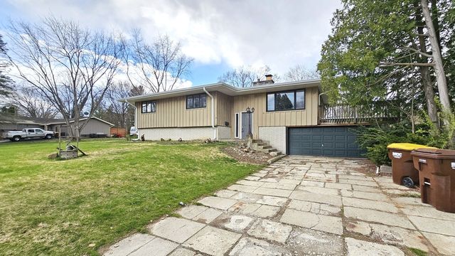 2905 Garden Ln, Crystal Lake, IL 60012