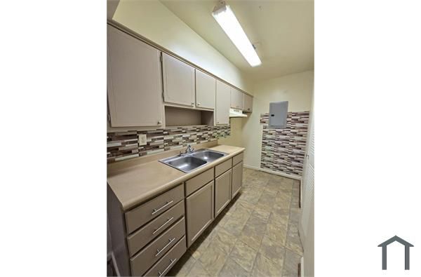 7324 Southside Dr #9-D, Louisville, KY 40214