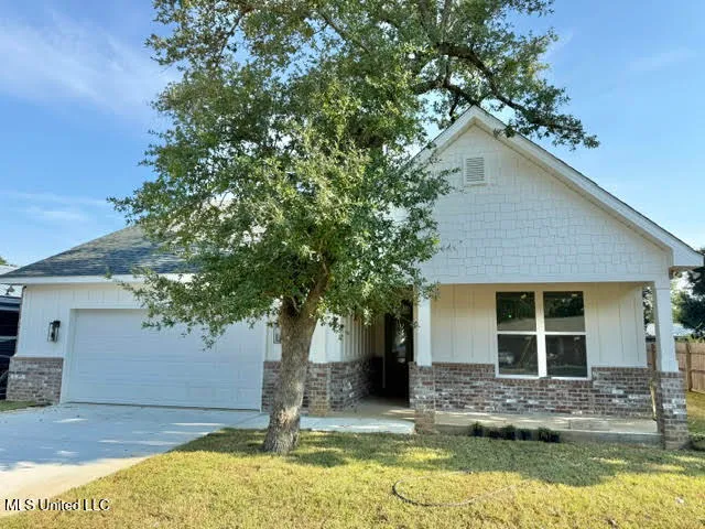 524 7th St, Bay Saint Louis, MS 39520