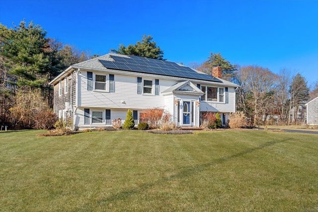 17 Maplewood Rd, Pembroke, MA 02359