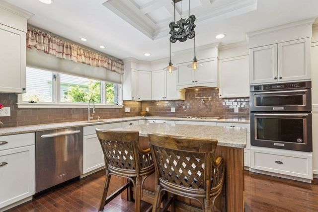 70 Hawthorn St, New Bedford, MA 02740