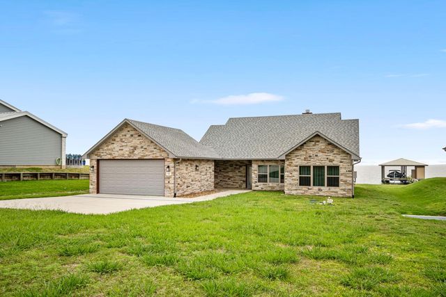 121 Heritage Dr, Pointblank, TX 77364