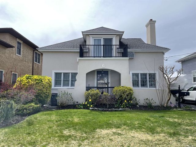 6 Granada Place, Massapequa, NY 11758