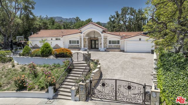 16379 Meadowridge Rd, Encino, CA 91436