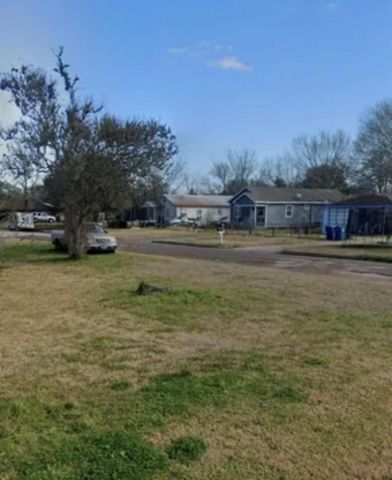 906 Rice St, Hempstead, TX 77445