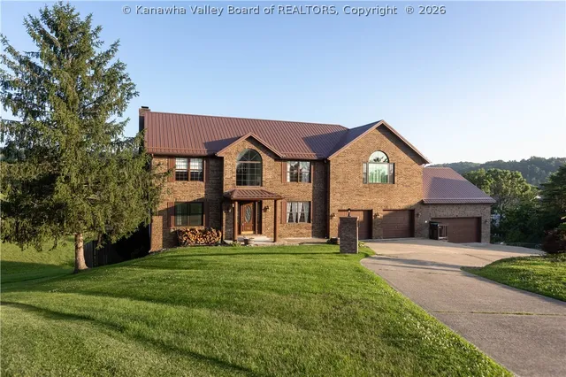 12 Charlo Dr, Hurricane, WV 25526