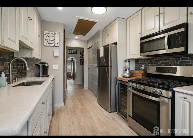 307 Sharon Ct, Woodbridge, NJ 07095