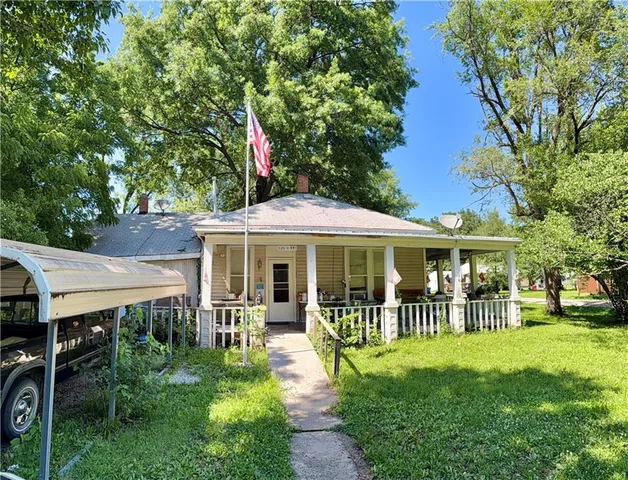 126 W  9th St, Le Roy, KS 66857