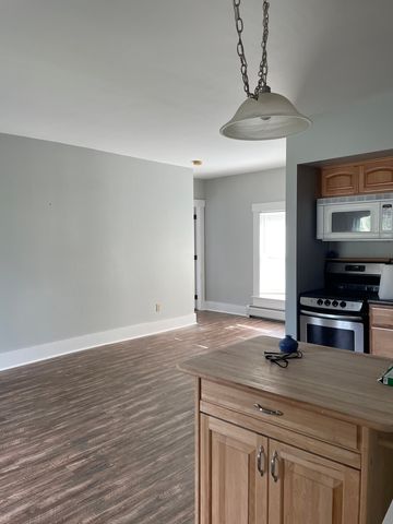 8 Maple St #5, Enfield, NH 03748