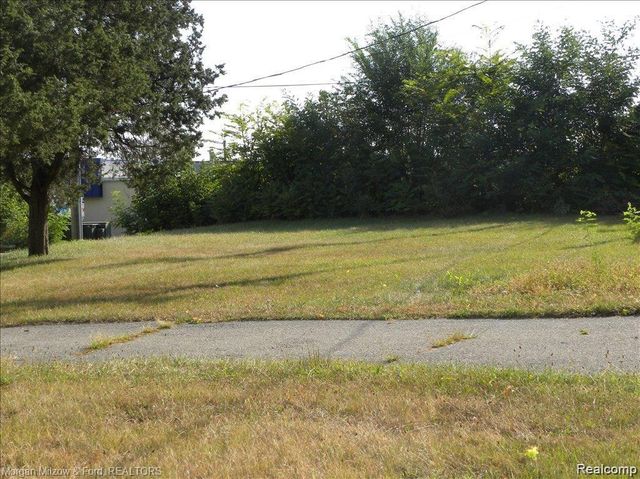 S  Winding Dr, Waterford, MI 48328